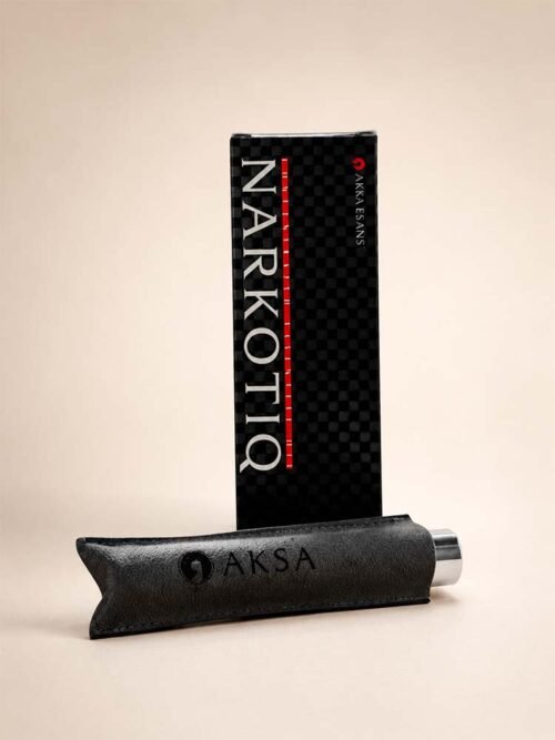 Aksa Narkotiq 9 ml Alkolsüz Roll-On Esans Aksa Narkotiq 9 ml alkolsüz roll-on esans kutusu ve şişesi
