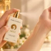 Aksa Bare Vanilla 50 ml alkolsüz parfüm spreyi bileğe uygulanırken