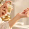 Aksa Kurtuba 50 ml alkolsüz parfüm spreyinin ele uygulanması