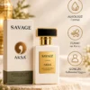Aksa Savage 50 ml alkolsüz parfüm spreyinin pratik sprey başlığıyla kullanımını gösteren görsel. Günlük kişisel koku rutini için tasarlanmış ürün.