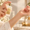 Aksa Serinsu 50 ml alkolsüz parfüm spreyinin bileğe uygulanması