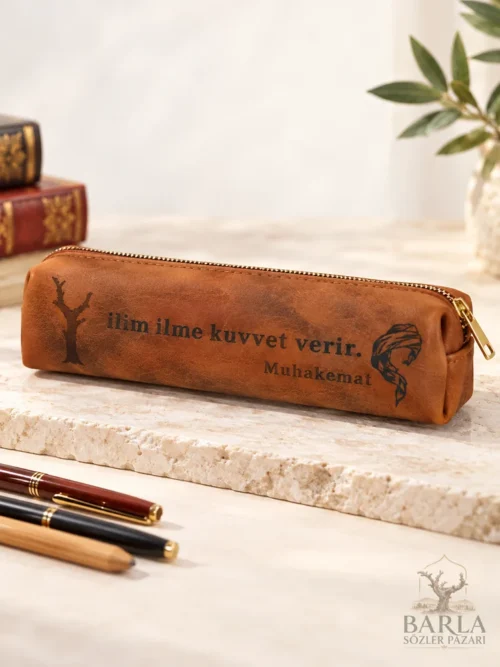 Deri Kalemlik Risale-i Nur Vecizeli, hakiki deri, altın renkli fermuar ve ilim ilme kuvvet verir baskısı taba renk