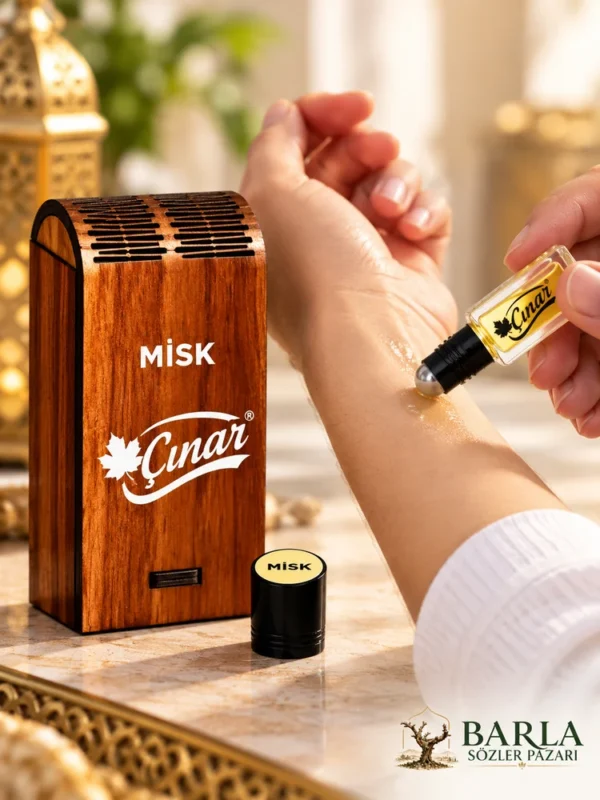 Çınar Misk 3 ml alkolsüz esansın bileğe uygulanışı