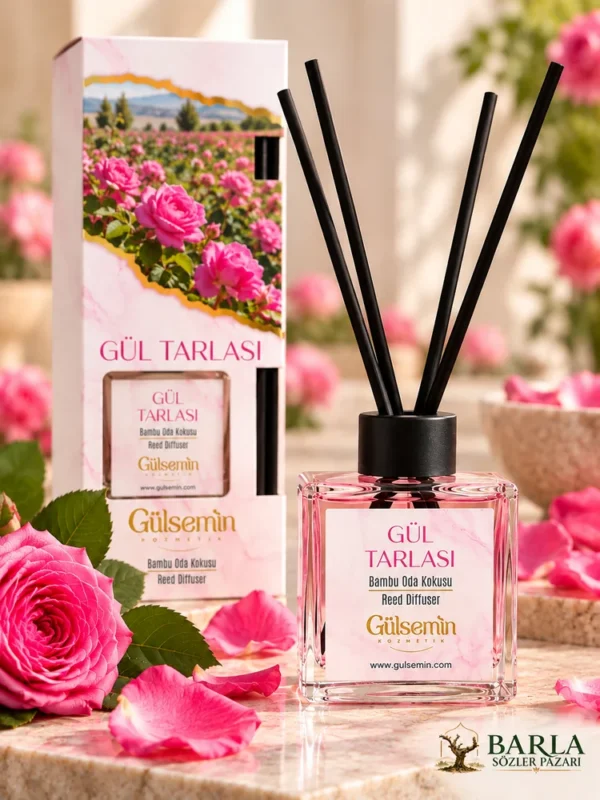 Gül Tarlası bambu çubuklu oda kokusu şişesi ve gül yaprakları yakın plan