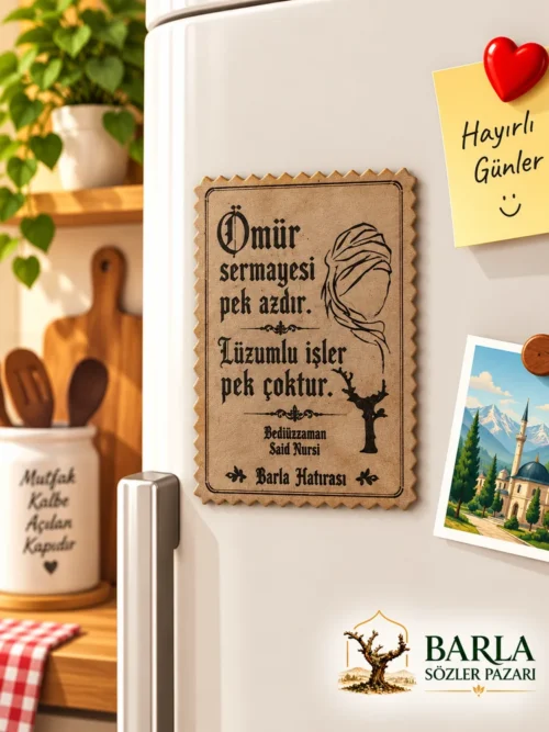 Deri Magnet Risale-i Nur Vecizeli, kahverengi orijinal deri üzerine işlenmiş kanaat ve iktisat vecizesi